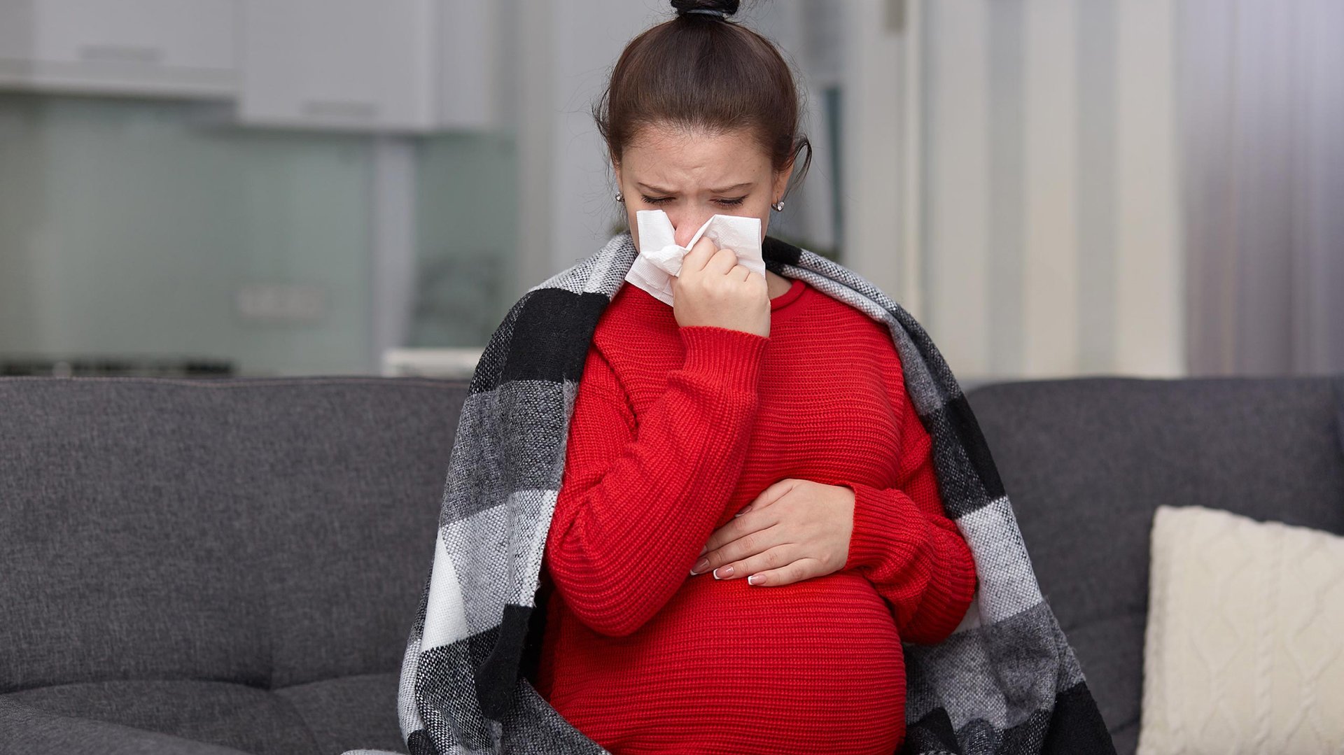 Kobieta w ciazy ociera nos chusteczka
