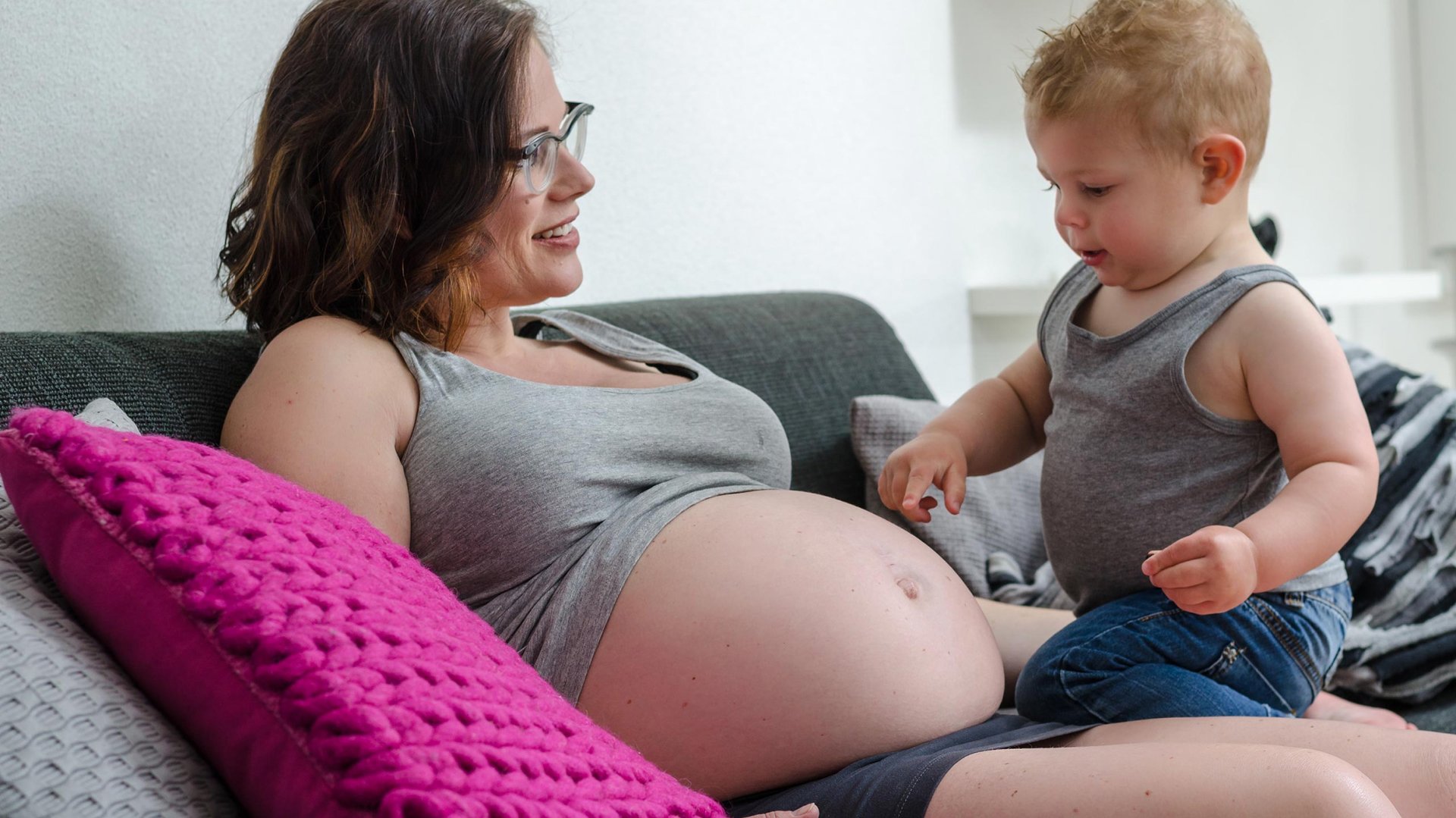 Dziecko dotyka brzucha ciazowego mamy