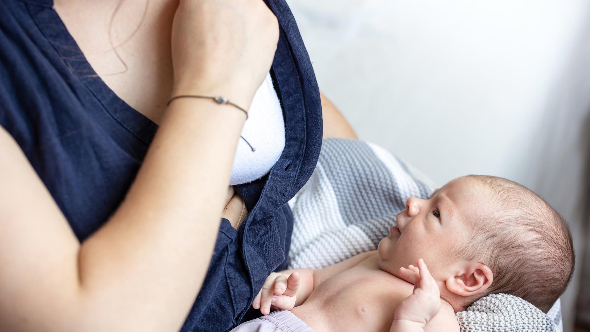 Mama szykuje sie do karmienia dziecka piersia