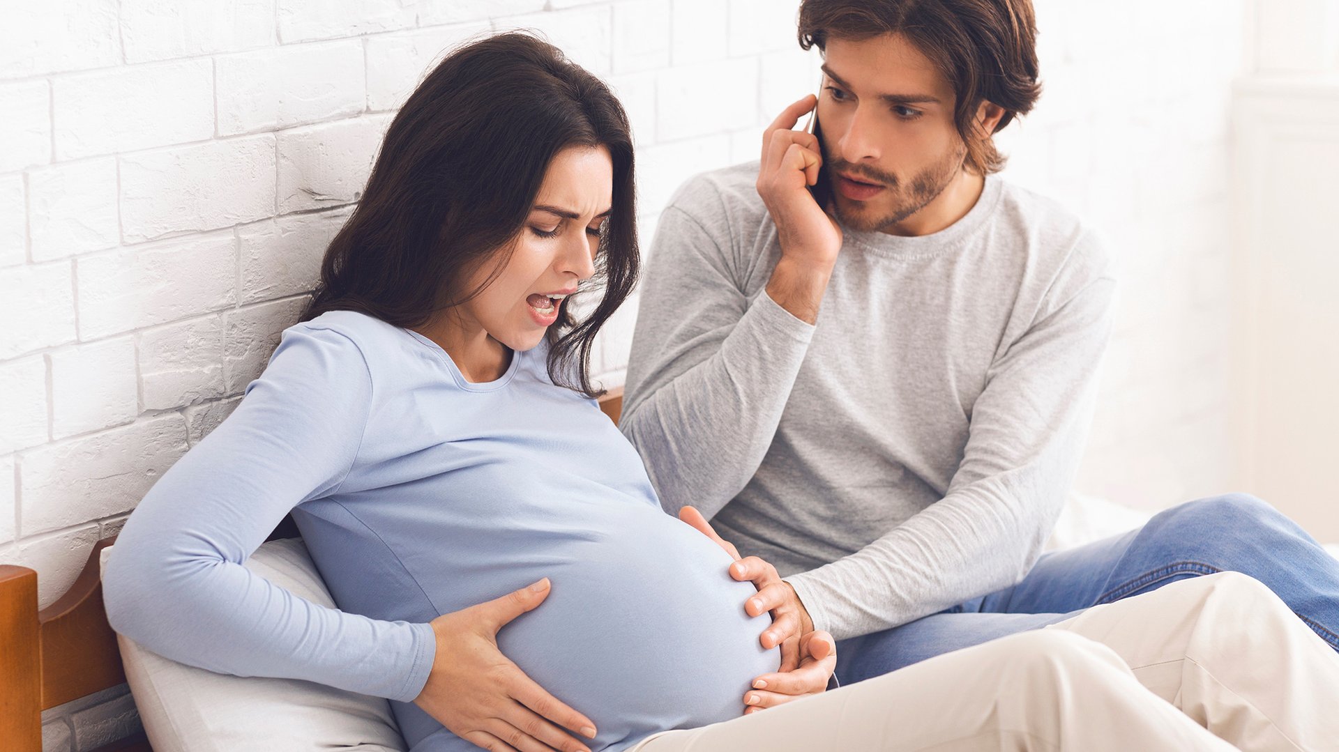 Mezczyzna dzwoni do szpitala widzac skurcze u kobiety