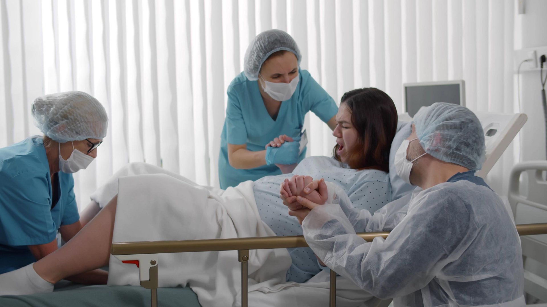 Polozna odbiera porod mlodej kobiety