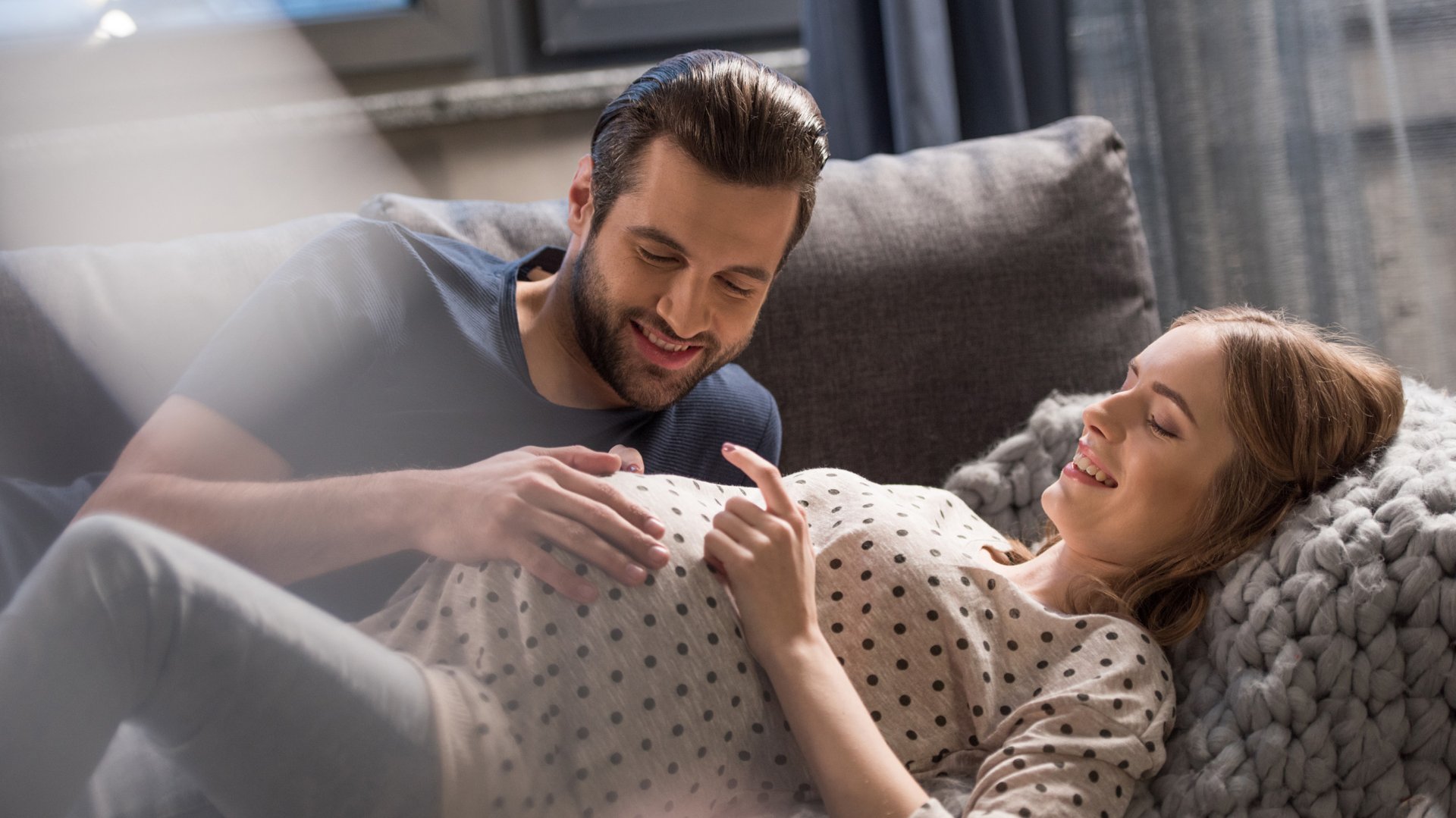 Przyszły tata dotyka brzucha kobiety w ciazy