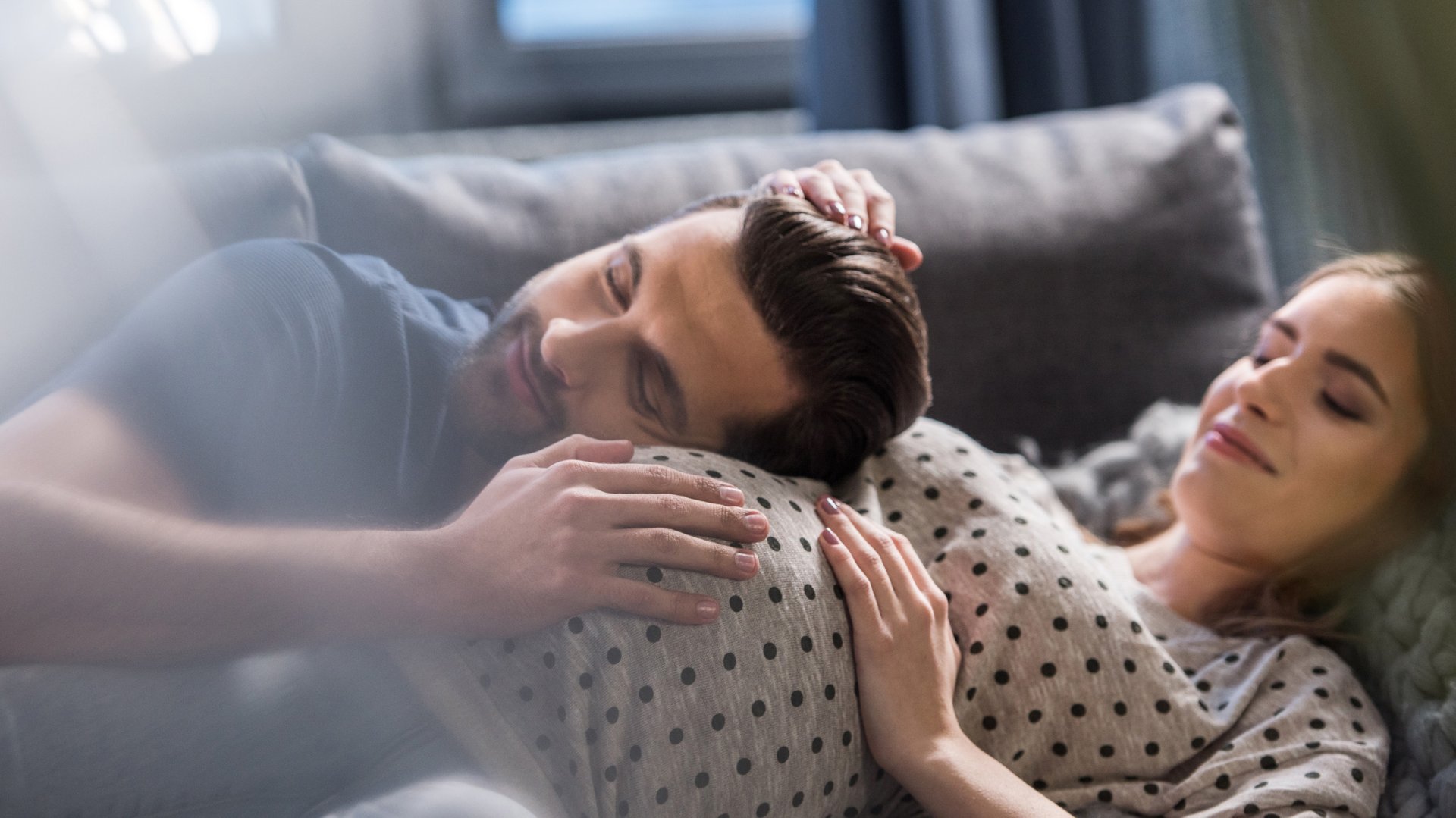 Mezczyzna slucha dzwiekow z brzucha ciezarnej