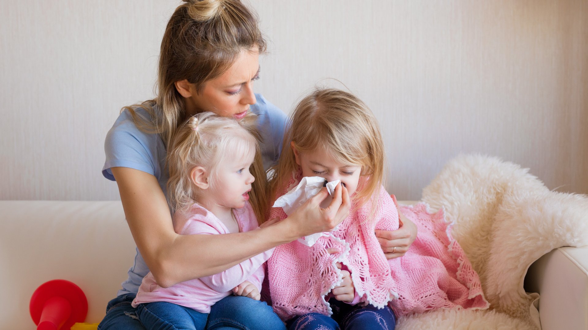 Mama wyciera nos przeziebionym dzieciom