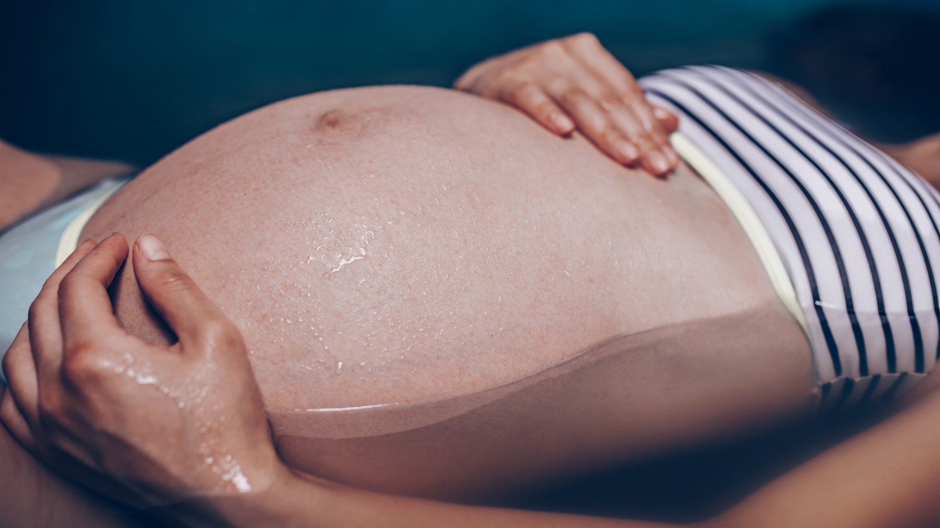 Kobieta w ciazy przygotowuje sie do porodu w wodzie