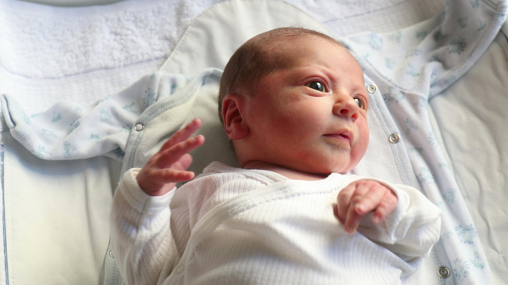 Dziemowlak otwiera szeroko oczy patzrac sie w bok