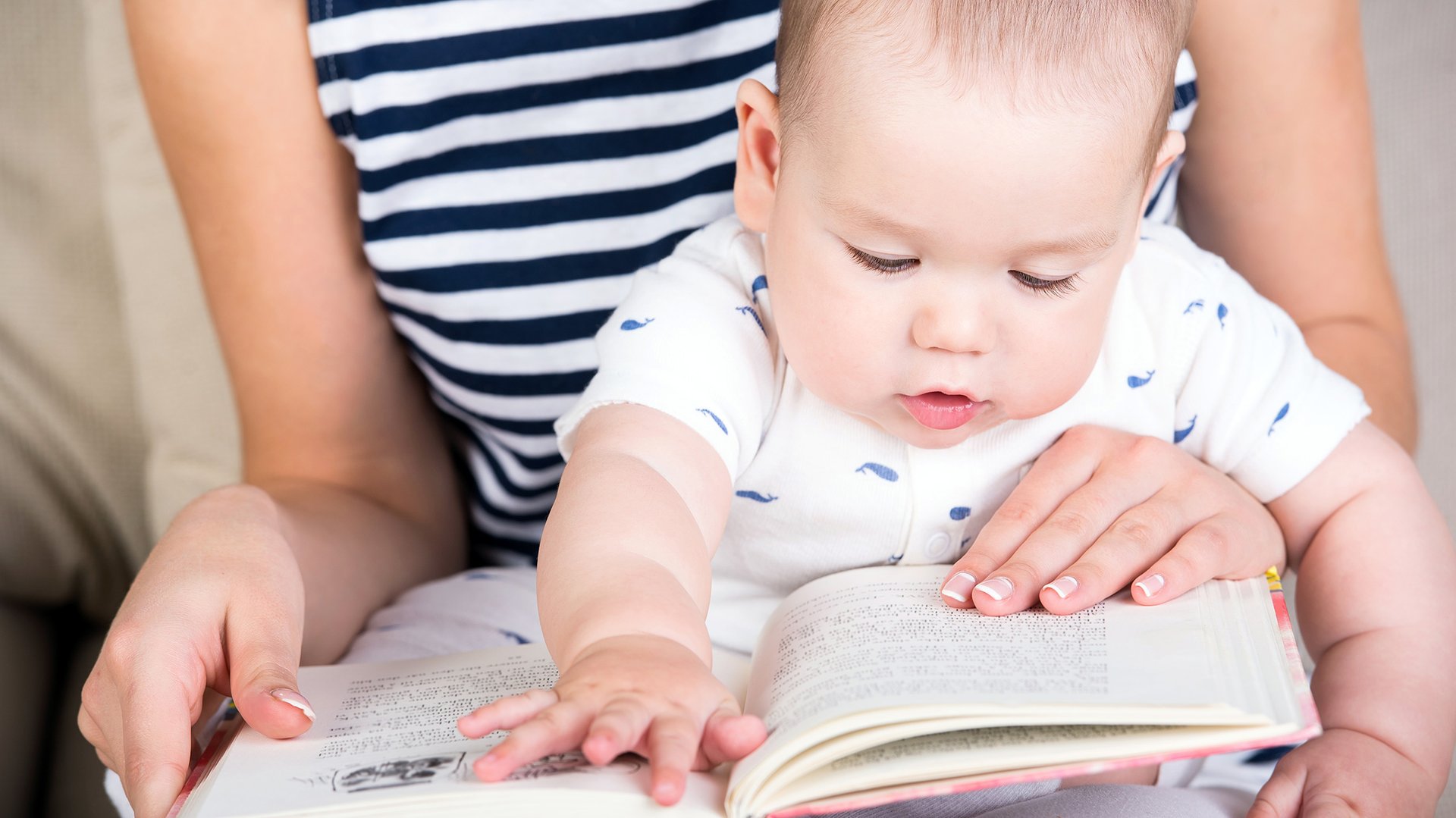 Mama i dziecko czytaja wspolnie ksiazke dla dzieci