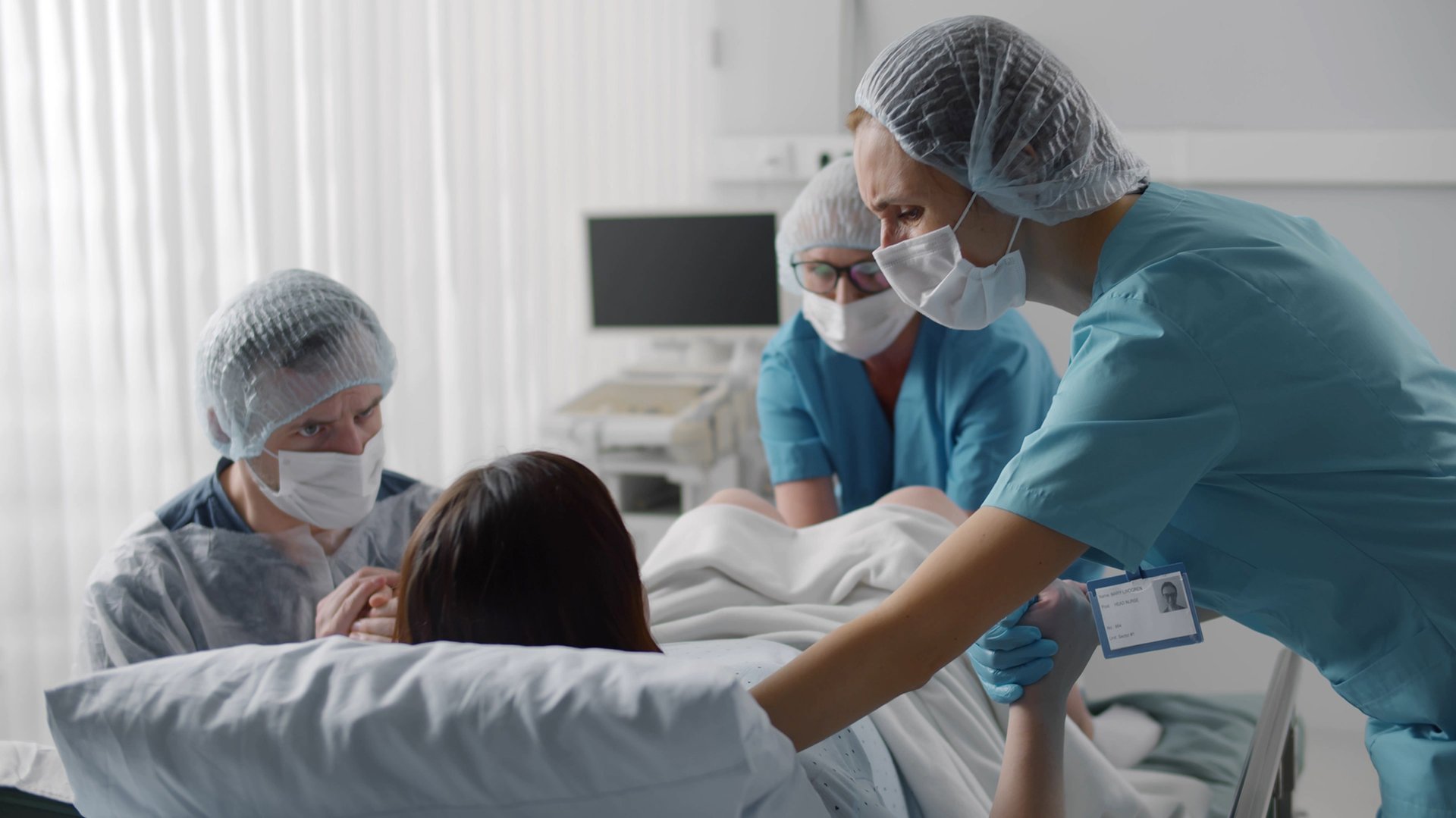 Polozne odbieraja porod w sali szpitalnej